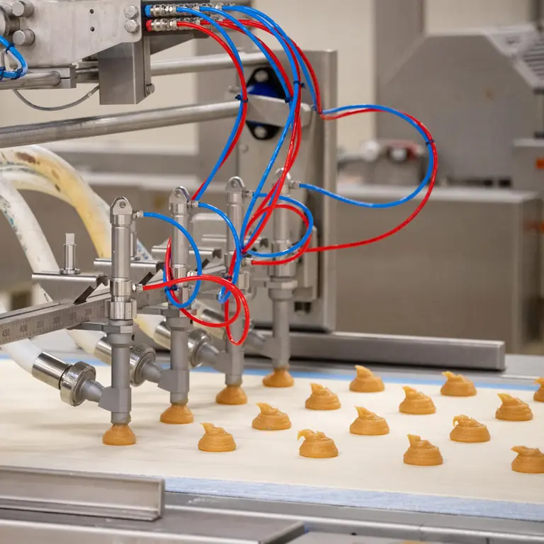Photo d'une ligne de viennoiserie automatisé chez Neuhauser
