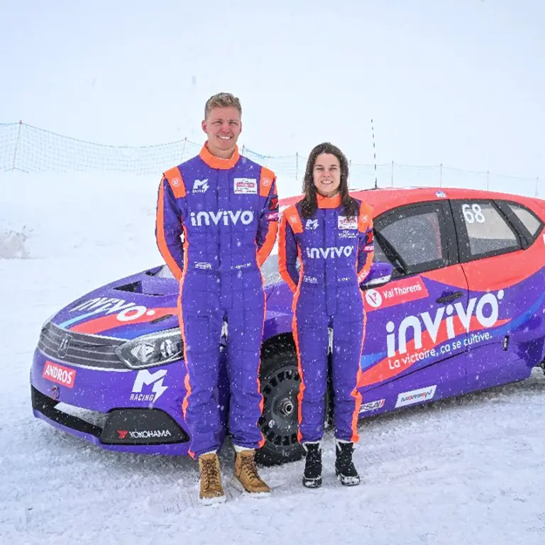 Photo des deux pilotes de la voiture de course InVivo